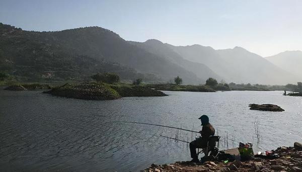 冬季釣魚，兩個方法教你找到魚窩，連桿釣斤鯽