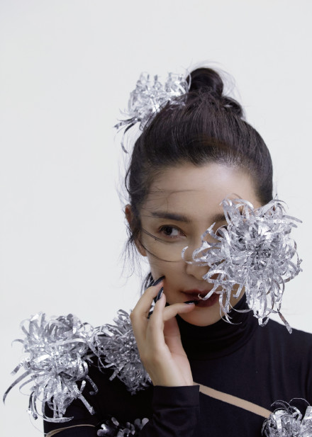 48歲李冰冰不服老，秋日巾幗大片化身女戰士，眼淚妝讓人移不開眼