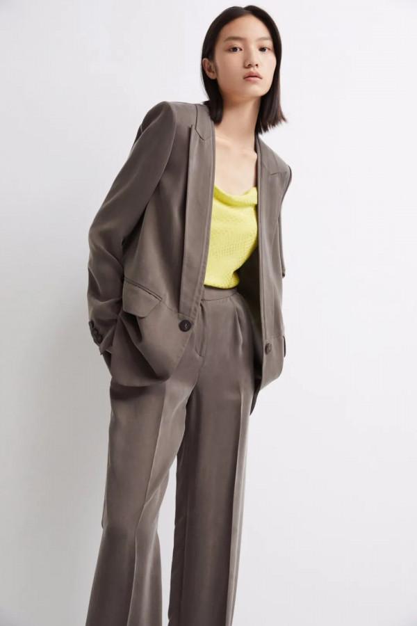 裴蓓的果敢女性衣櫥，被張家誠拍出來了