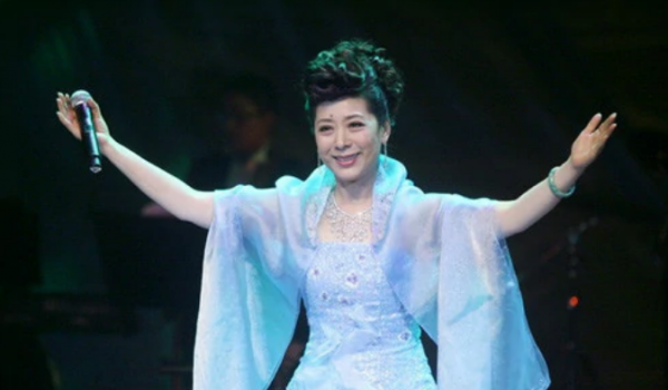 著名歌唱家關牧村：與王星軍離婚後，帶兒子嫁高官，如今怎樣了？