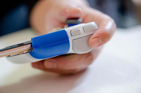 vivo閃電遊戲手柄評測：手柄手機合二為一，玩遊戲必備神器