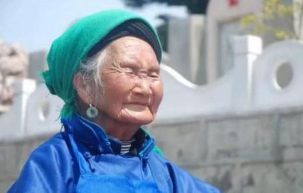 21歲戰士犧牲,母親苦等20年湊夠路費,墳前放聲痛哭:媽媽來晚了 21歲戰士犧牲,母親苦等20年湊夠路費,墳前放聲痛哭:媽媽來晚了