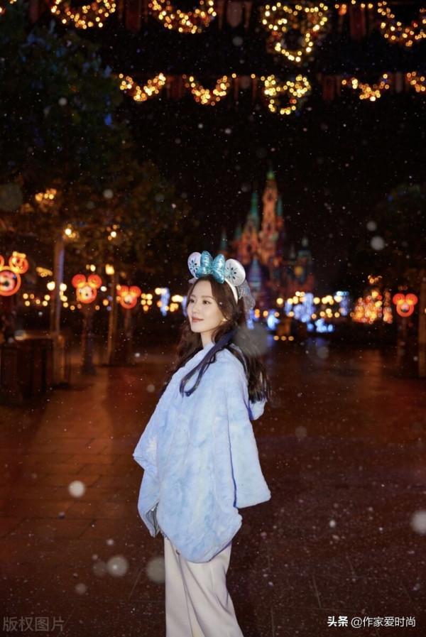 劉詩詩的時尚美太清純了，一顰一笑不做作，她的眼神和微笑好迷人