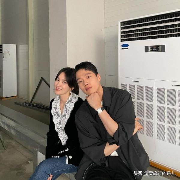 宋慧喬和張基龍真有CP感！宋慧喬身穿黑色花邊毛衣溫柔又有女人味