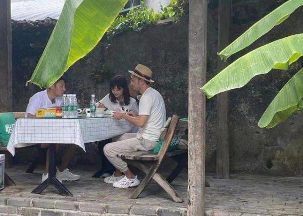 為啥要把央視記者王冰冰&OpenCurlyDoubleQuote;娛樂化&rdquo;，戴個眼鏡也能上熱搜？