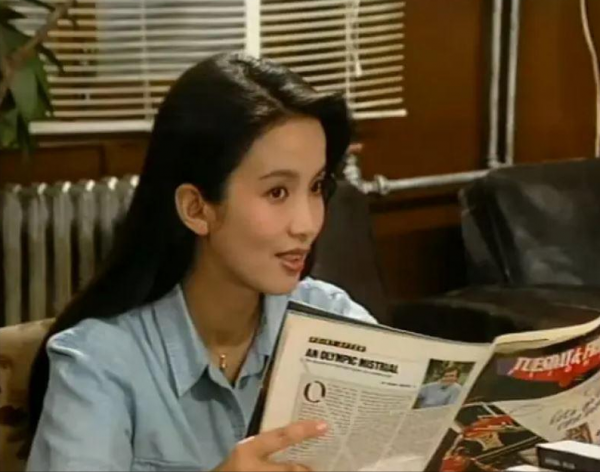 “悲傷”的呂麗萍：一婚張豐毅，二婚足球評論員，42歲嫁孫海英