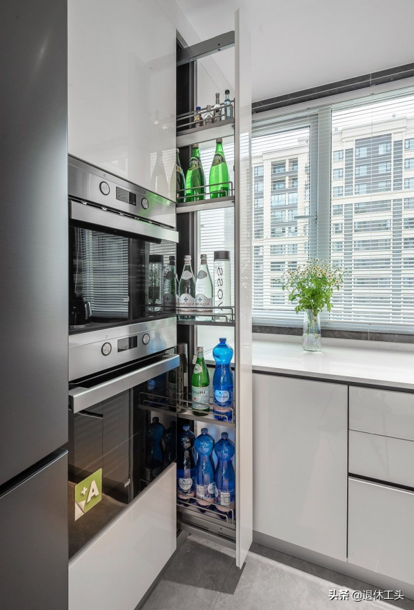 崇尚自由的業主，運用白灰色裝飾，創造精緻的生活空間