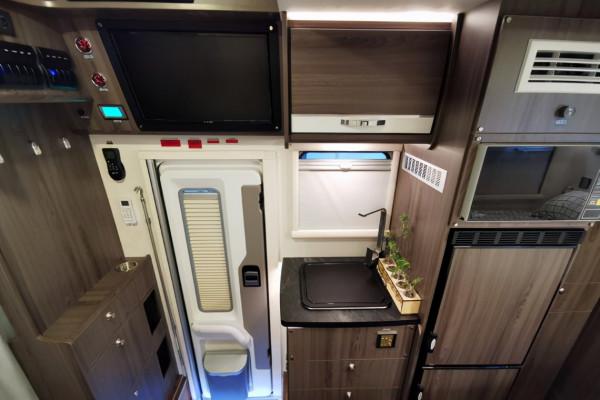 白鯨系列最受歡迎的佈局方式,究竟好在哪?賽德白鯨縱床版房車 白鯨系列最受歡迎的佈局方式,究竟好在哪?賽德白鯨縱床版房車