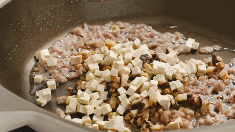 這做法還是頭回見!一捏就好,軟糯頂飽,5塊錢做一大盤 這做法還是頭回見!一捏就好,軟糯頂飽,5塊錢做一大盤