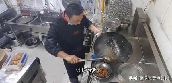 每次剩下的雞雜不要扔，做成乾鍋雞雜，香辣入味，脆嫩爽口