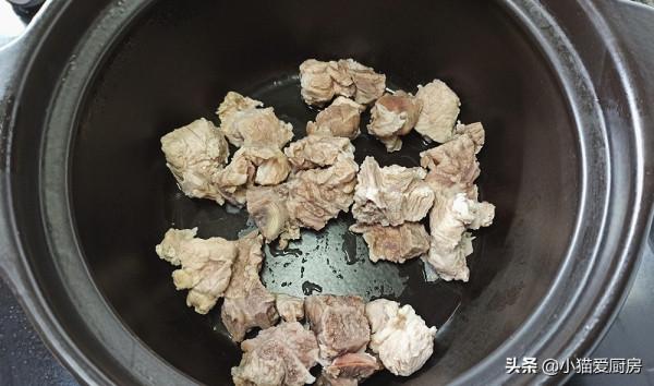 用排骨加上一塊豆腐再放點蘑菇和白菜一起燉成湯,上桌連湯都不剩 用排骨加上一塊豆腐再放點蘑菇和白菜一起燉成湯,上桌連湯都不剩