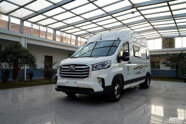 48V電路+實木傢俱板材，車裡還自帶茶具，魯道爾兩款車型可以選擇