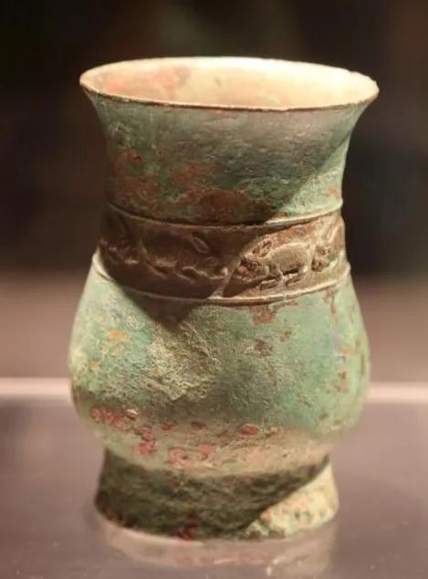 一對少見的鐵畫軒紫砂觶型杯