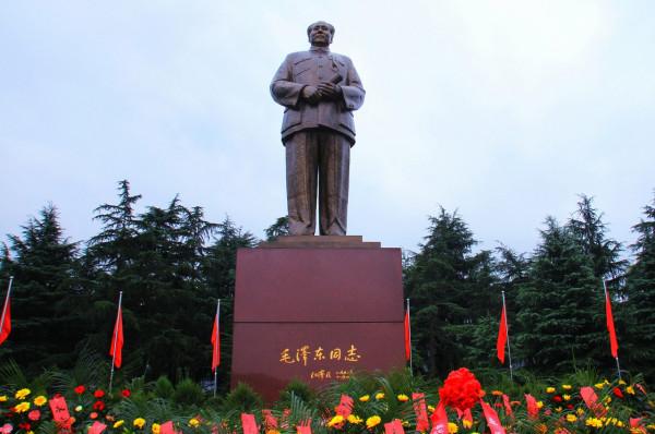 百年前，一位詩人經過韶山，留詩一首，百年後，一位偉人就此降生