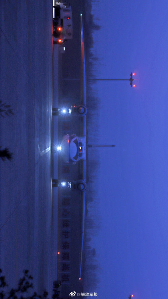 向戰而飛！戰鷹夜訓酷圖上新