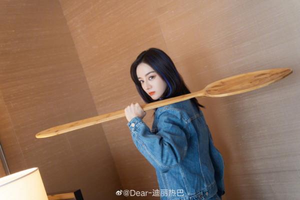 熱巴穿牛仔裝挑染藍髮亮眼 手拿乾飯勺搞怪 熱巴穿牛仔裝挑染藍髮亮眼 手拿乾飯勺搞怪