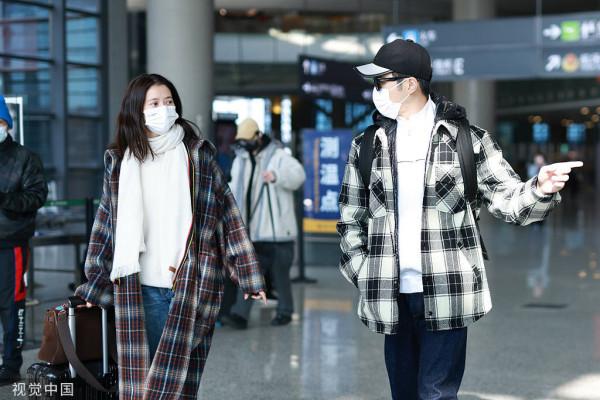 袁詠儀張智霖穿情侶裝出行 相互交談恩愛滿滿