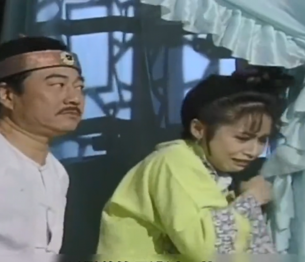 盜墓賊挖出無頭女屍，男子覺得可憐便把他埋了，民間故事