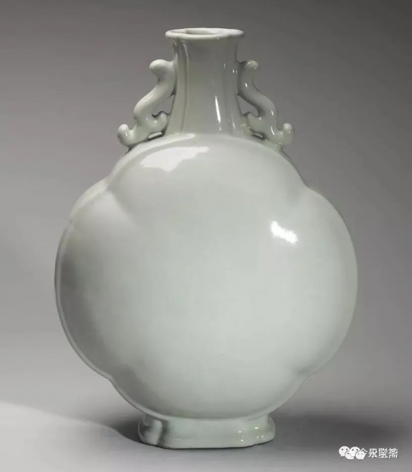 明龍泉窯青釉刻花人物葫蘆紋綬帶耳扁壺 明龍泉窯青釉刻花人物葫蘆紋綬帶耳扁壺