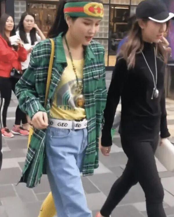 趙本山女兒演繹東北新時尚,兩條褲腿一長一短,還套上黃色長筒襪 趙本山女兒演繹東北新時尚,兩條褲腿一長一短,還套上黃色長筒襪