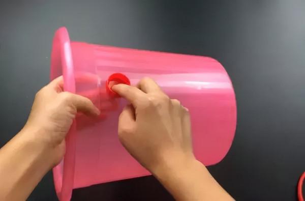 垃圾桶裡一定要放一個塑膠瓶?作用真大,一年能省下不少錢真實用 垃圾桶裡一定要放一個塑膠瓶?作用真大,一年能省下不少錢真實用