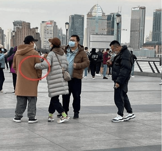 黃渤和一女子挽手引爭議，盤點男星們的那些過界行為