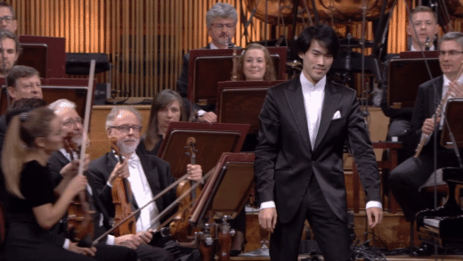 李雲迪奪冠21年後，又一華裔男孩成肖邦大賽冠軍，他們差距有多大