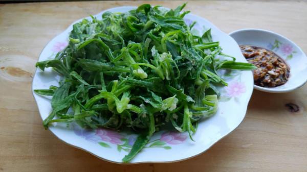 不管蒸啥野菜，切忌用麵粉和雞蛋，教你飯店做法，野菜翠綠有營養