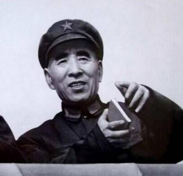 劉帥和林帥缺席授銜，中央派誰去進行補授工作？此人後來成正國級