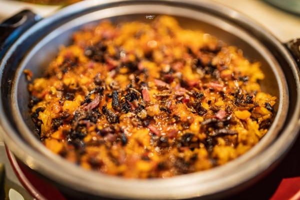 藏在四九城兒的這家雲南菜館，中午和晚上是餐廳，下午是咖啡館