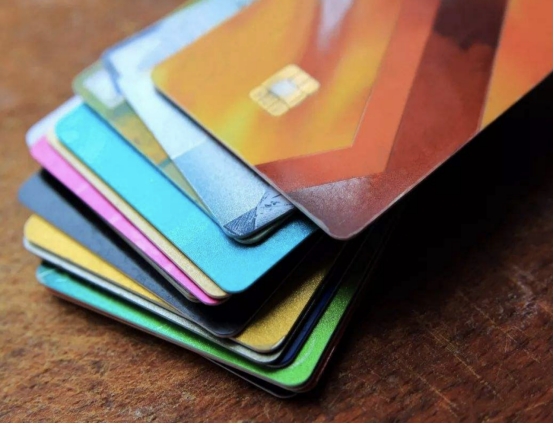 銀行卡簡訊通知要開通嗎？收費政策該取消嗎？銀行員工給出建議