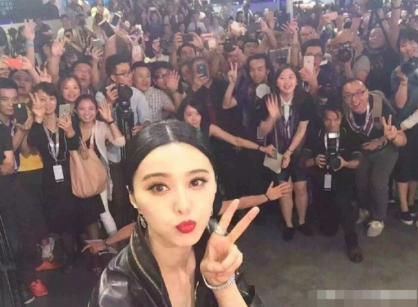 明星為拍美照太拼了,高圓圓跪地上,楊冪用吹風機,我只服張一山 明星為拍美照太拼了,高圓圓跪地上,楊冪用吹風機,我只服張一山