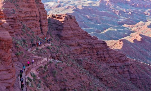 跳鍋莊迎中秋 他鄉度節別樣濃
