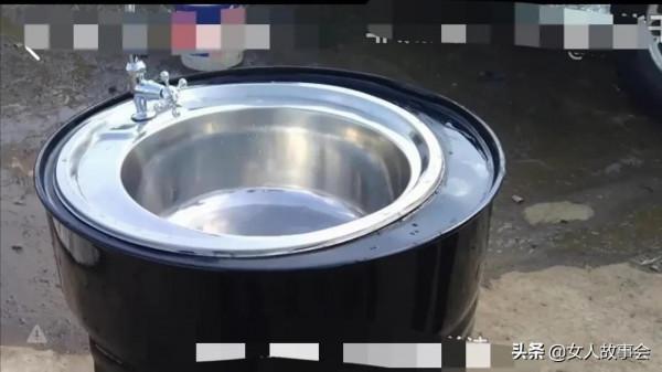 花1100元,買25個鐵桶,為兒子建房,生活很艱辛,但仍努力地活著 花1100元,買25個鐵桶,為兒子建房,生活很艱辛,但仍努力地活著