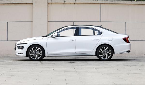 採用雙外觀設計,售價十幾萬元的中型車名圖,為何銷量不高 採用雙外觀設計,售價十幾萬元的中型車名圖,為何銷量不高