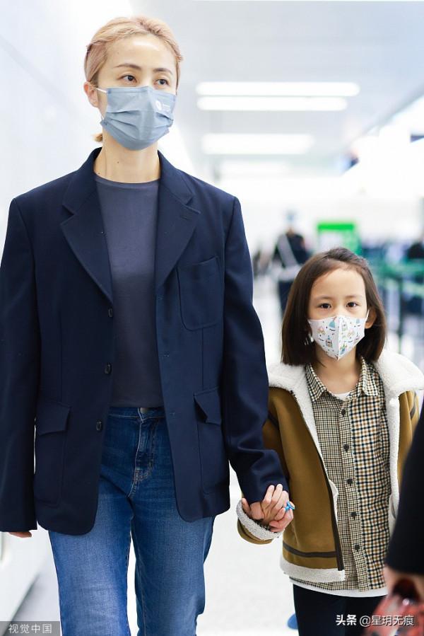黃磊孫莉帶小女兒現身機場 黃少艾短髮可愛乖巧長腿吸睛 黃磊孫莉帶小女兒現身機場 黃少艾短髮可愛乖巧長腿吸睛