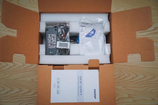 歷史低價買到九盤位萬兆 NAS 機皇：威聯通 TS-H973AX