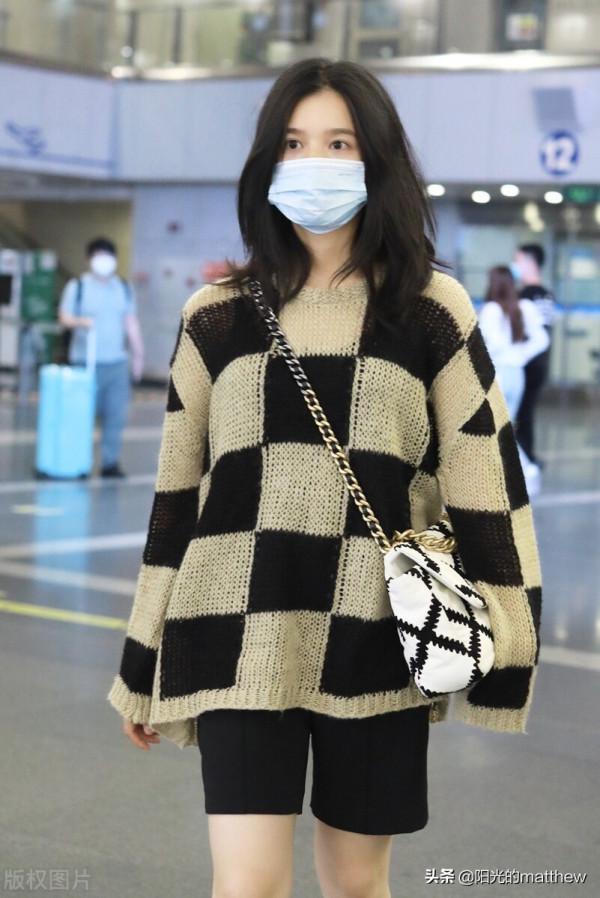 張婧儀捲髮披肩慵懶隨性,身著灰黑格子針織衫搭配短褲簡約時尚 張婧儀捲髮披肩慵懶隨性,身著灰黑格子針織衫搭配短褲簡約時尚