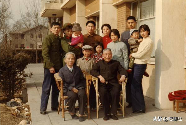 宋任窮長達10年沒有工作,晚年為二百多萬幹部平反,主動退居二線 宋任窮長達10年沒有工作,晚年為二百多萬幹部平反,主動退居二線