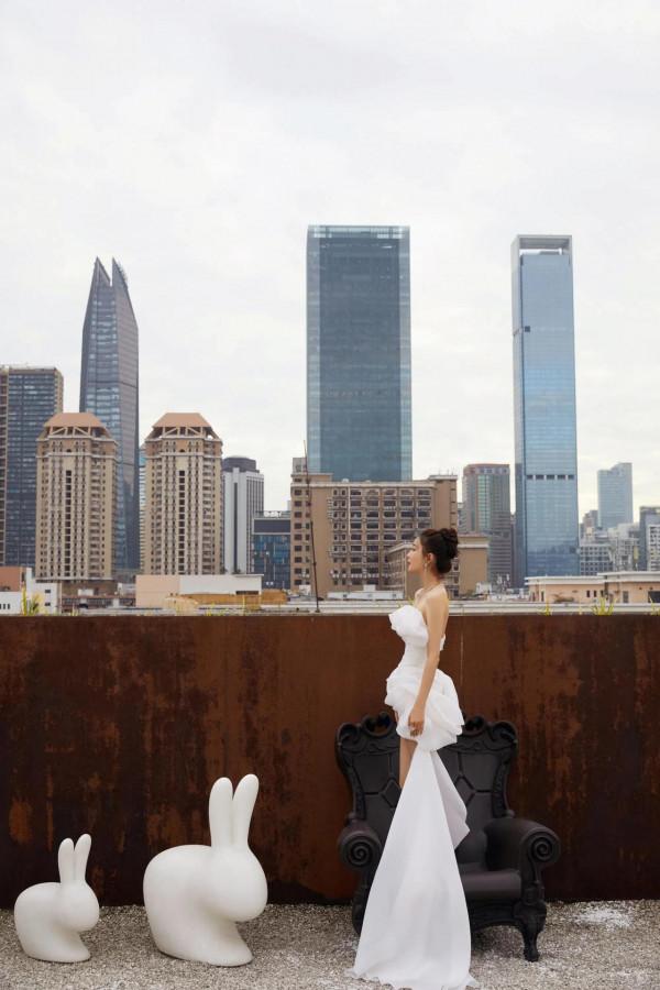 佟麗婭～白色連衣裙輕盈自若，至臻優雅