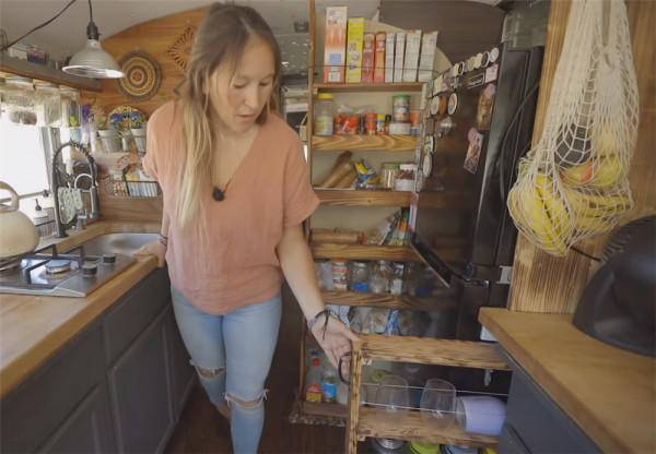 單親媽媽買下2004年舊校車,帶4個孩子在27㎡車內住1年,也是服了 單親媽媽買下2004年舊校車,帶4個孩子在27㎡車內住1年,也是服了