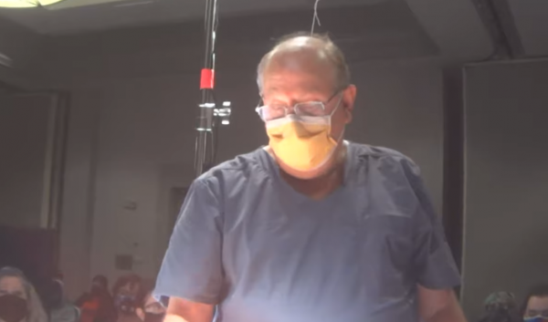 美國新冠死者被當眾解剖！觀眾花高價圍觀，家屬竟不知情