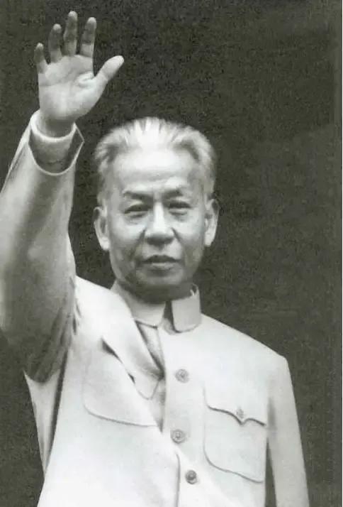 1961年，劉少奇參觀毛主席故居，指了指門匾笑道：這個詞用得不妥