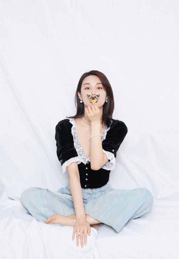 韓丹彤真是“復古美人”，穿蕾絲拼接絲絨上衣，配珍珠首飾好迷人