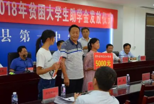 上大學後才知道，那些拿補助的“貧困生”，可能並不是真“貧窮”