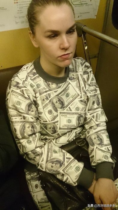 俄羅斯地鐵中的風景,“戰鬥民族”果然不一般 俄羅斯地鐵中的風景,“戰鬥民族”果然不一般