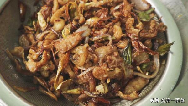 熬豬油，加油熬時，記得要多加3樣料，豬油熬好白淨香濃沒腥味