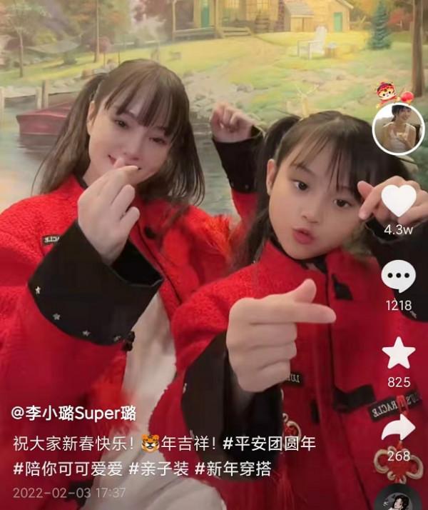 李小璐與女兒跳舞拜年，母女同款雙馬尾像姐妹花，甜馨越長越漂亮