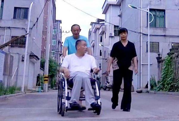 女子帶前夫改嫁16年，住在同一屋簷下，兩任丈夫成好兄弟