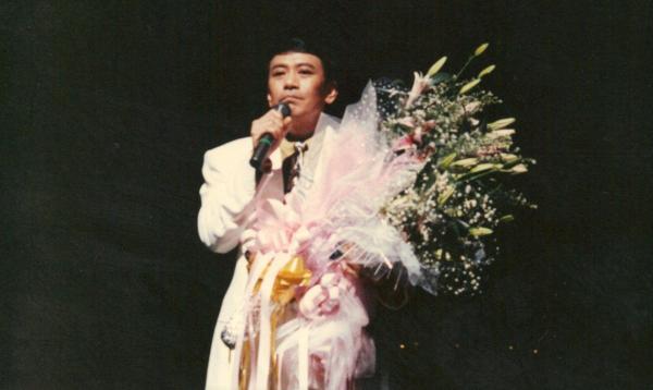 2002年羅文去世,劉鑾雄現身葬禮討債100萬,而張國榮卻為何缺席 2002年羅文去世,劉鑾雄現身葬禮討債100萬,而張國榮卻為何缺席